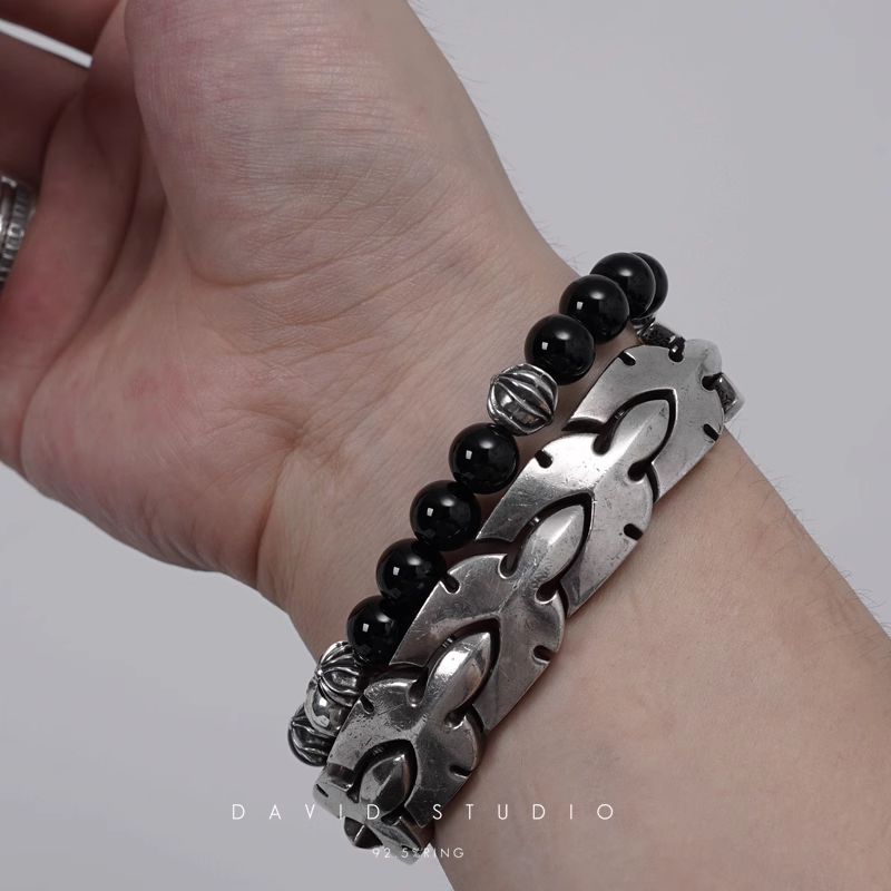 ONYX BEAD BRACELET 8MM (8 SILVER BEADS)