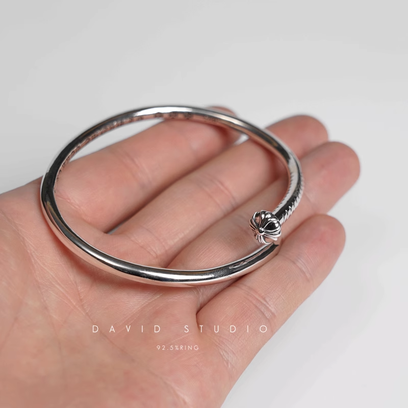 CROSSBALL NAIL BANGLE