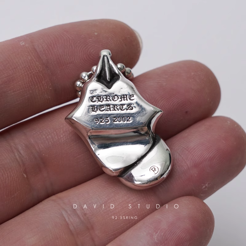 ROLLING STONES LIP & TONGUE PENDANT – BALL CHAIN
