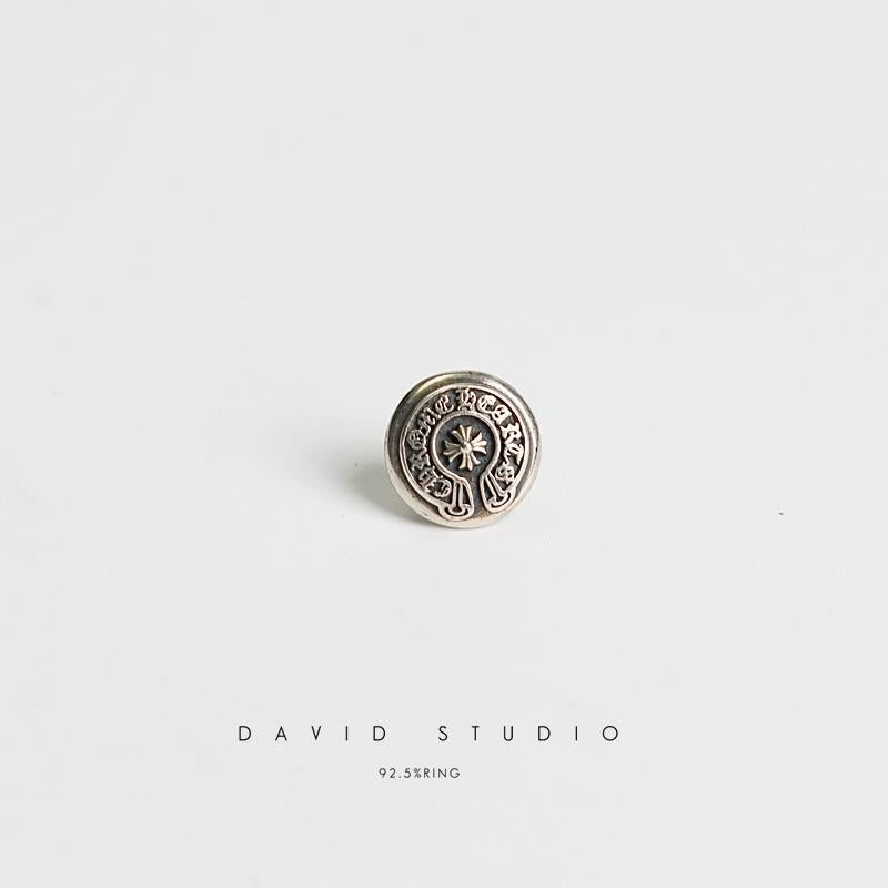 HORSESHOE RIVET BUTTON