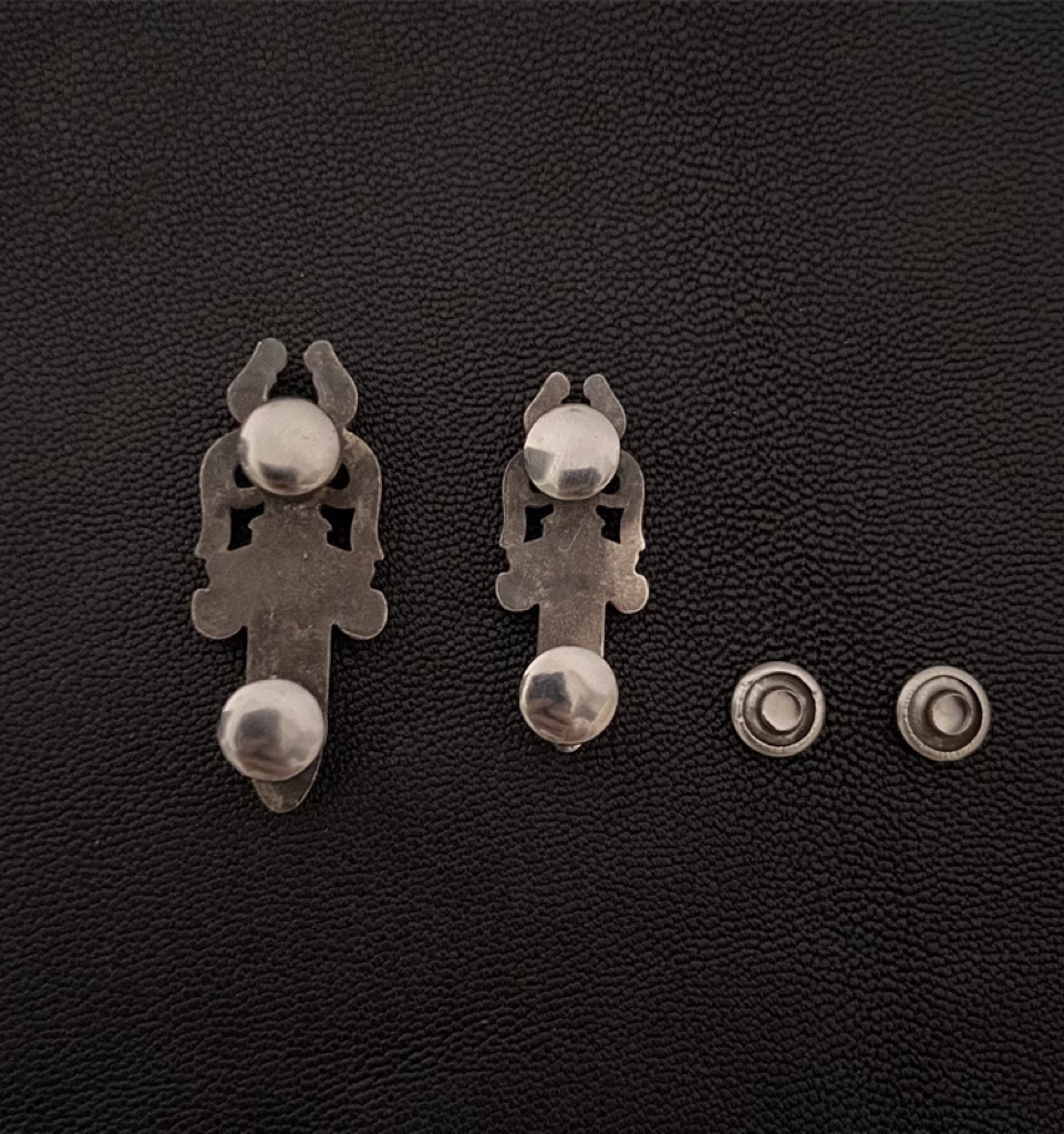 DAGGER RIVET BUTTON