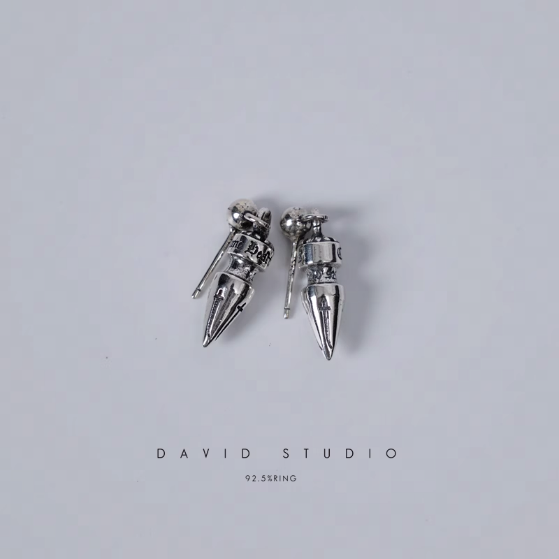 SPIKE EARRING