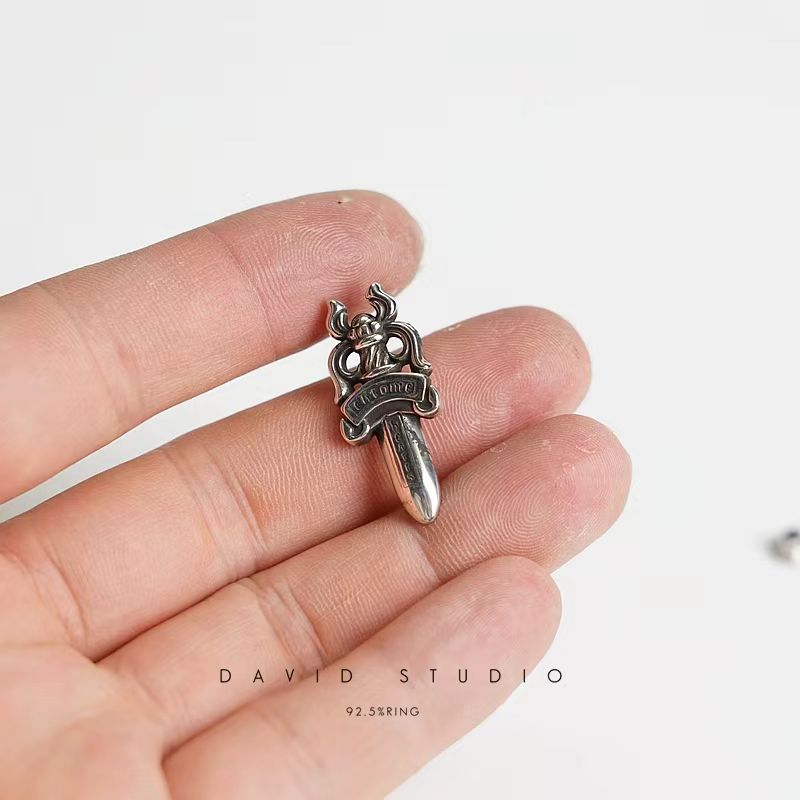 DAGGER RIVET BUTTON