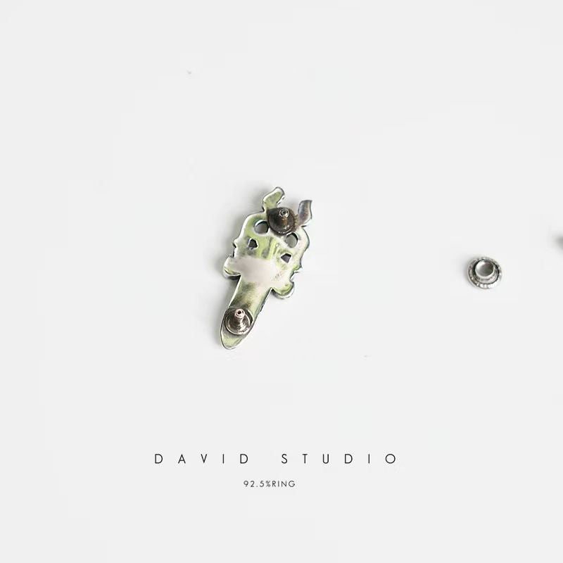 DAGGER RIVET BUTTON