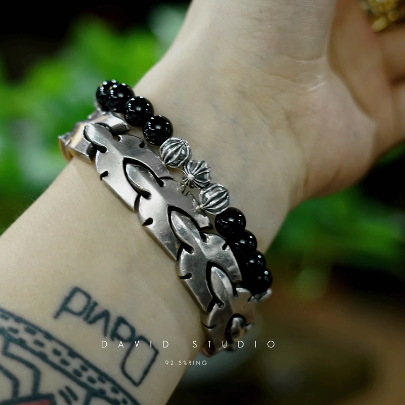 ONYX BEAD BRACELET 8MM (8 SILVER BEADS)