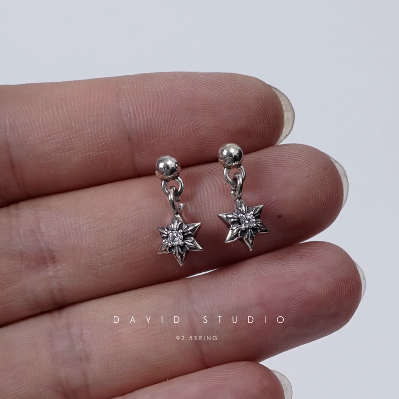 CUT OUT STAR EARRING WITH DIAMONDS