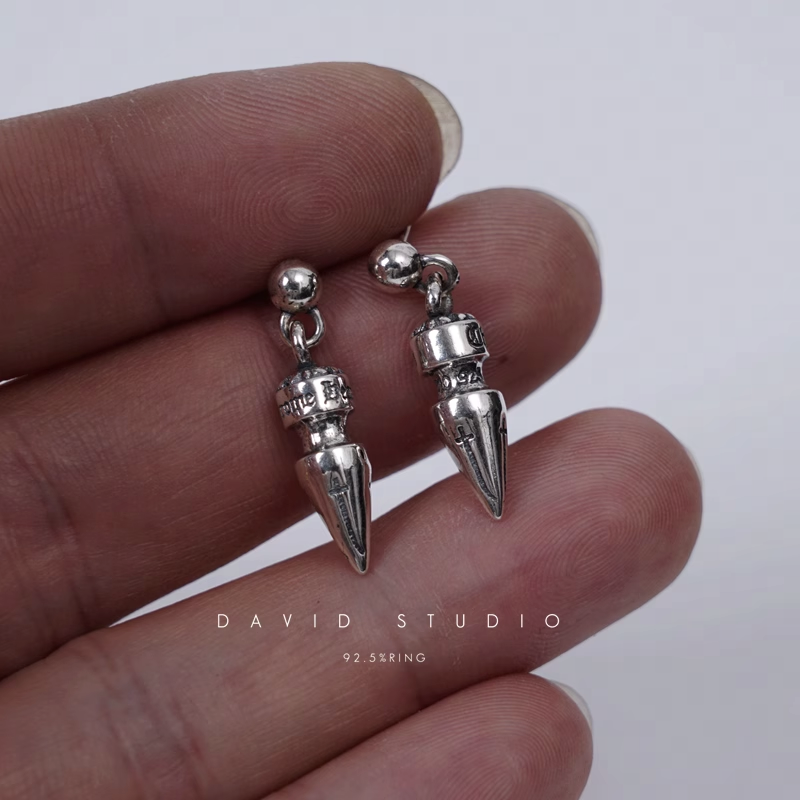 SPIKE EARRING