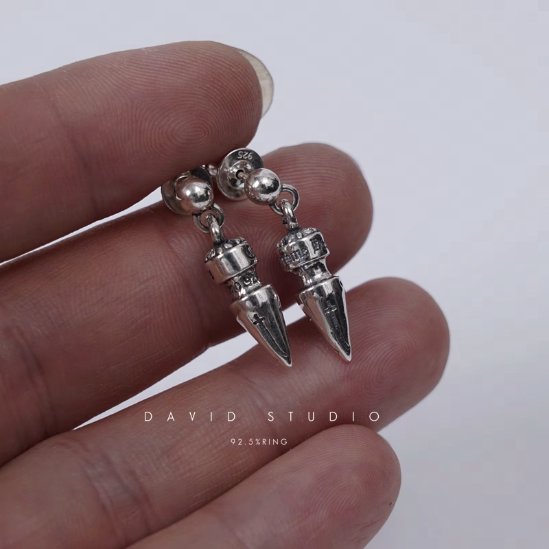 SPIKE EARRING