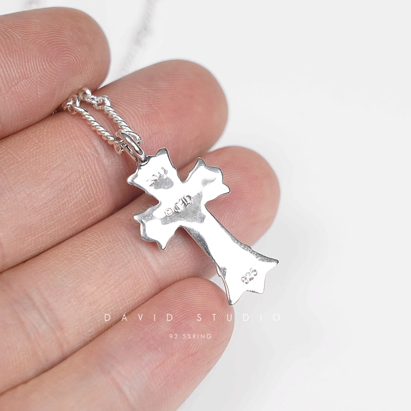 DOUBLE CROSS CHARM – TWIST CHAIN