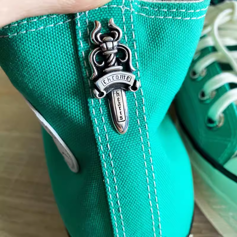 DAGGER RIVET BUTTON