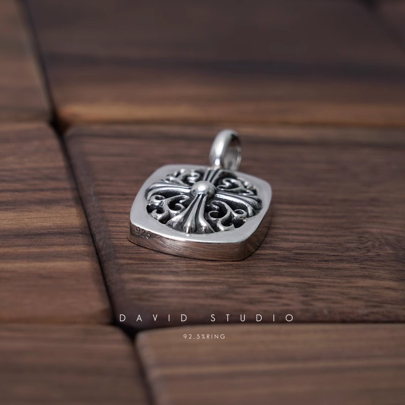 KEEPER PENDANT