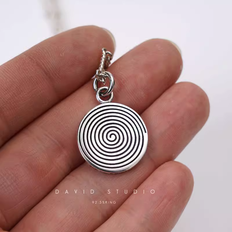 FOTI MEDALLION PENDANT – TWIST CHAIN