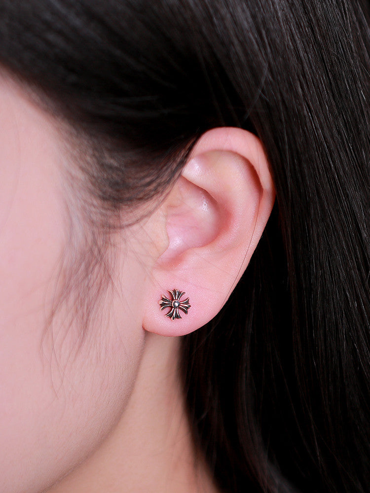 CROSS CUT OUT STUD EARRING