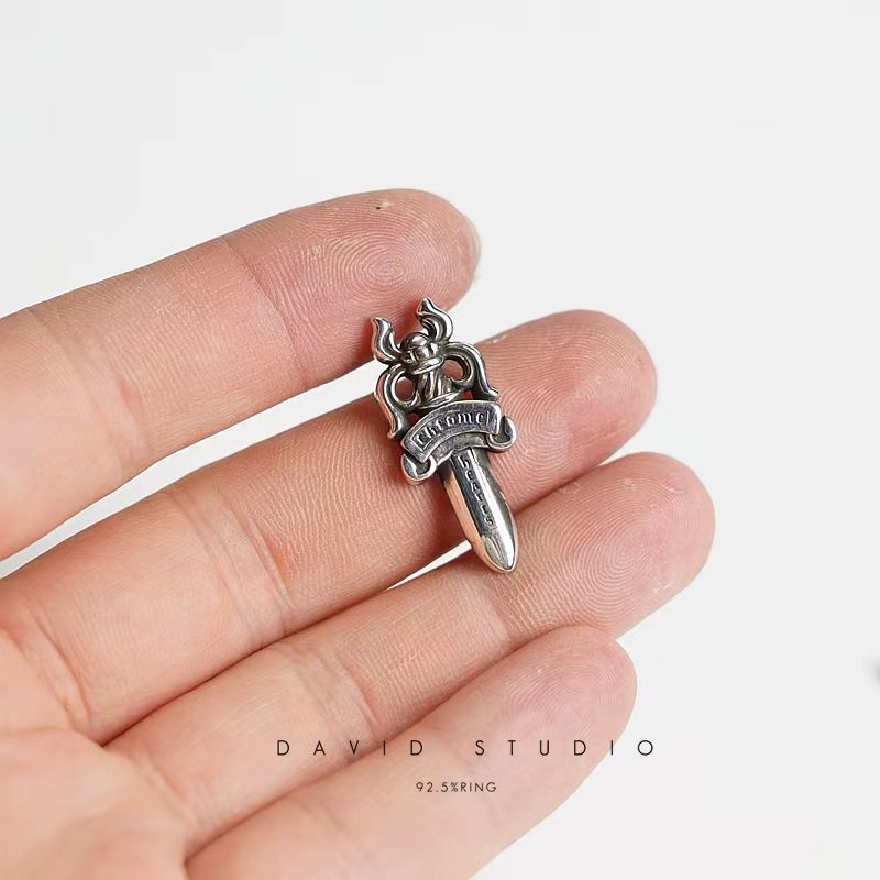 DAGGER RIVET BUTTON