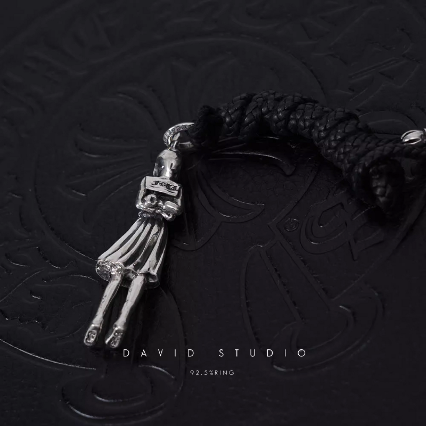 LARGE FOTI SKIPPY PENDANT – LEATHER BRAID