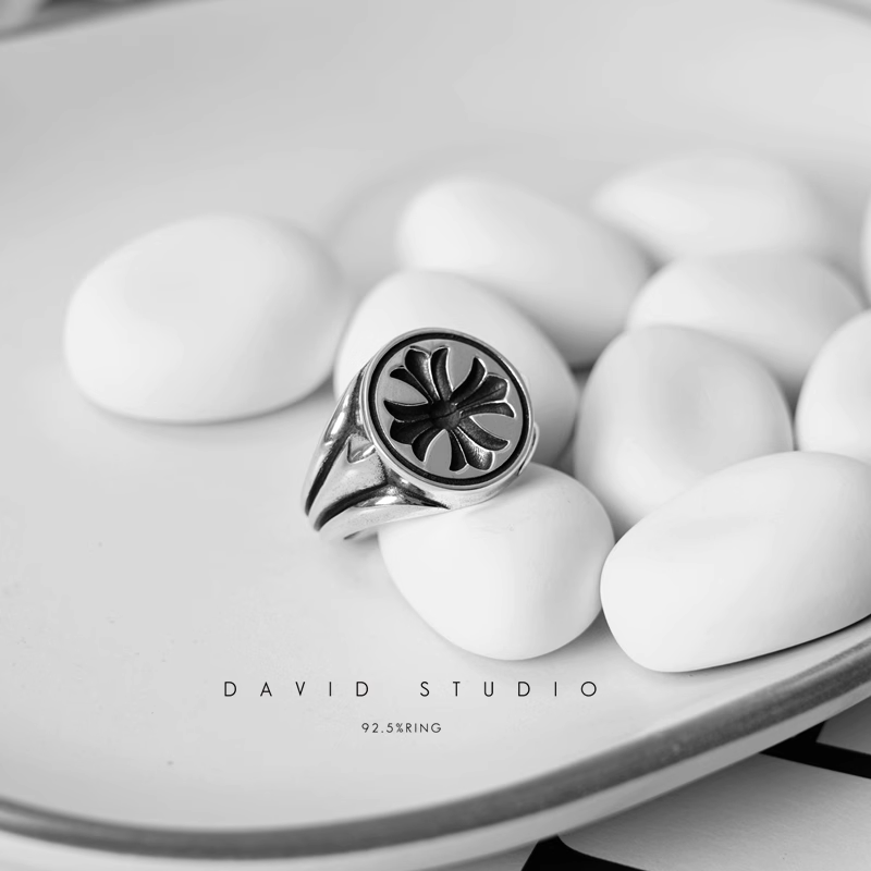 CH PLUS CONCAVE SIGNET RING
