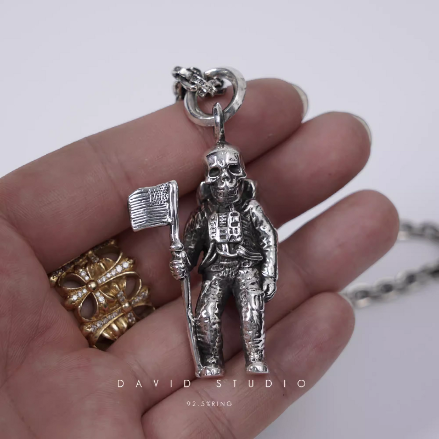 FOTI ASTRONAUT PENDANT – PAPER CHAIN
