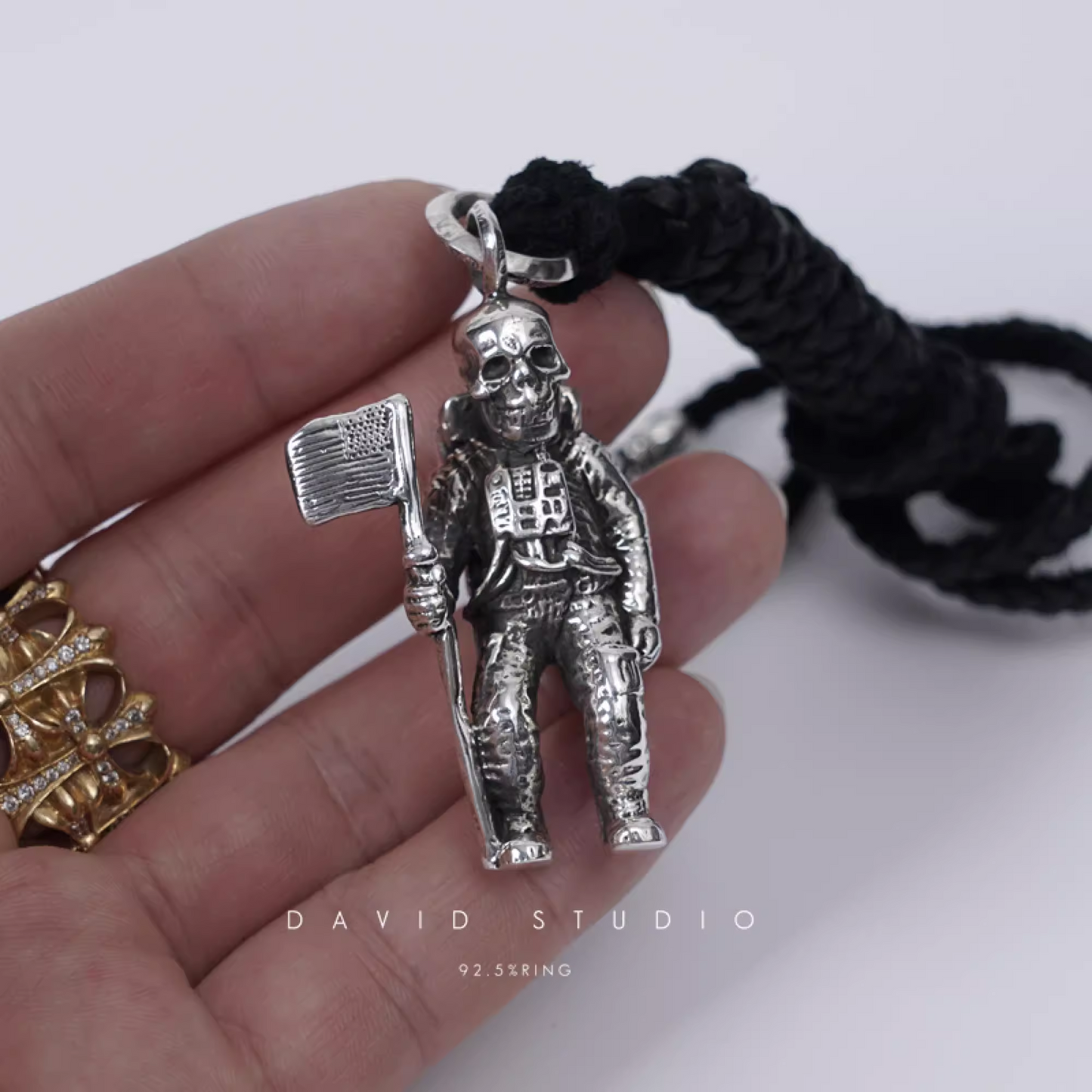 FOTI ASTRONAUT PENDANT – LEATHER BRAID