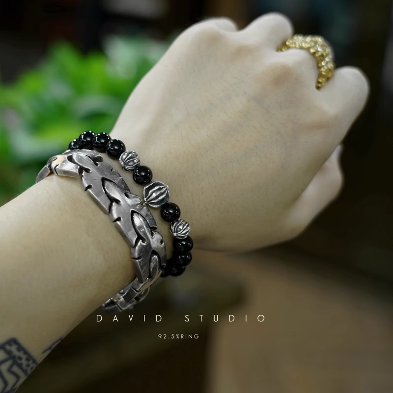 ONYX BEAD BRACELET 8MM (4 SILVER BEADS)