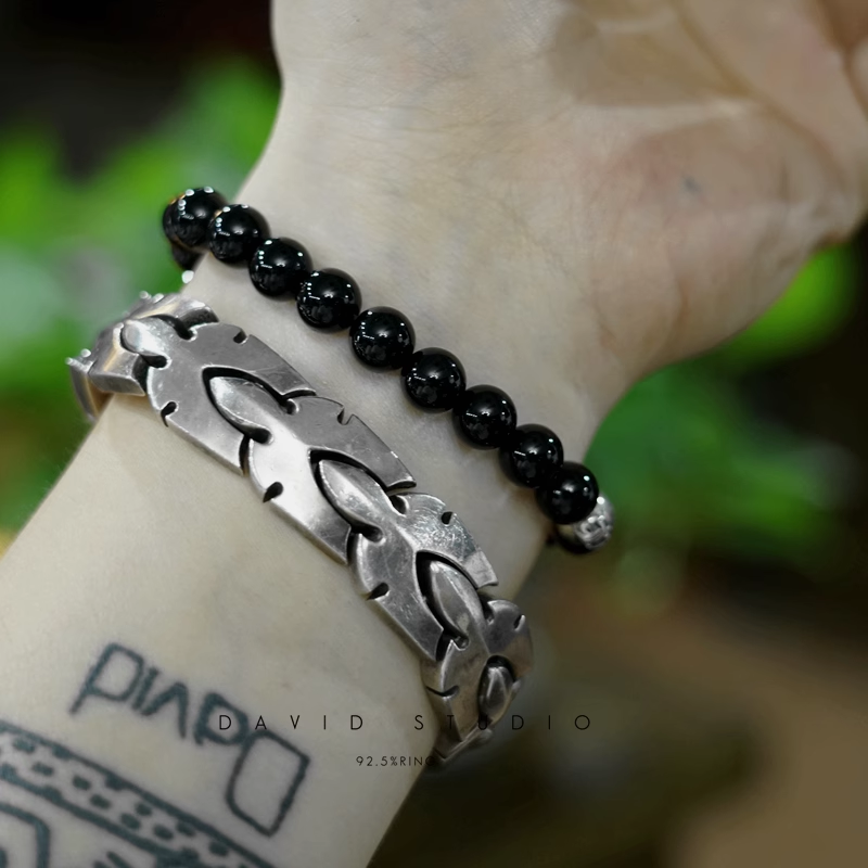 ONYX BEAD BRACELET 8MM (4 SILVER BEADS)