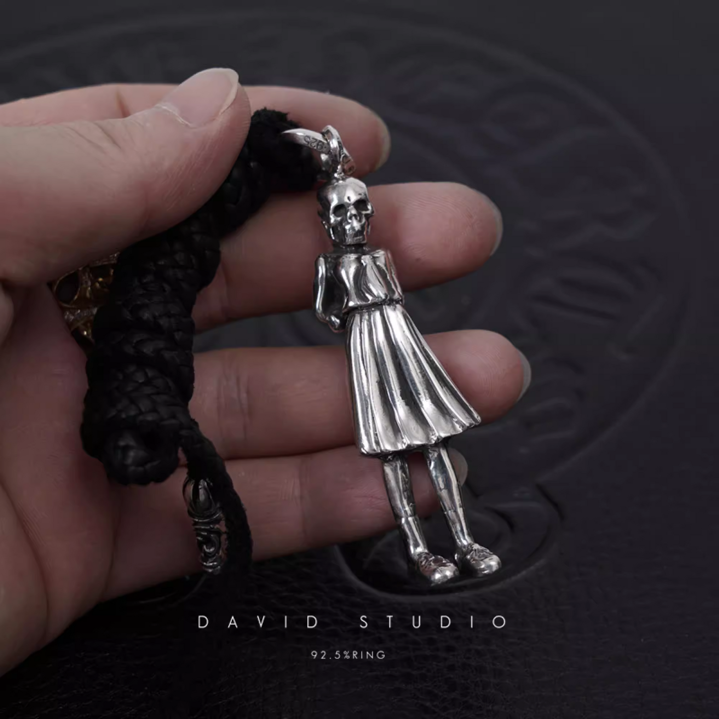 LARGE FOTI SKIPPY PENDANT – LEATHER BRAID