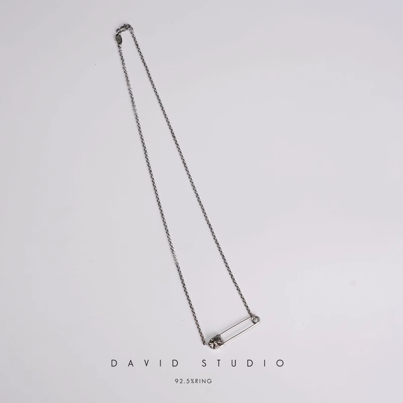 SAFETY PIN PENDANT – ROLL CHAIN