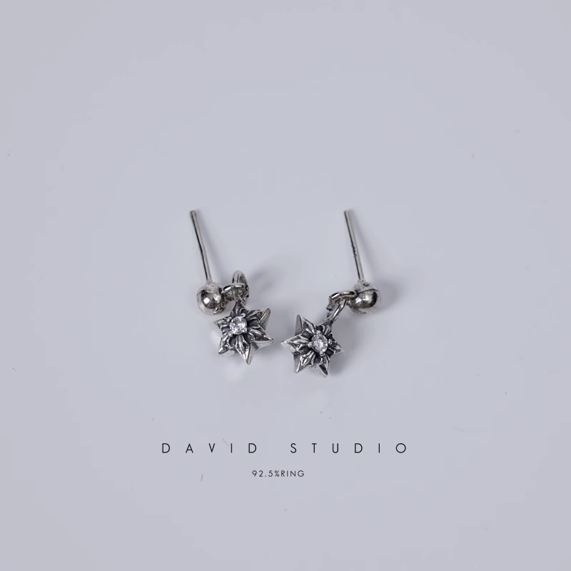 CUT OUT STAR EARRING WITH DIAMONDS