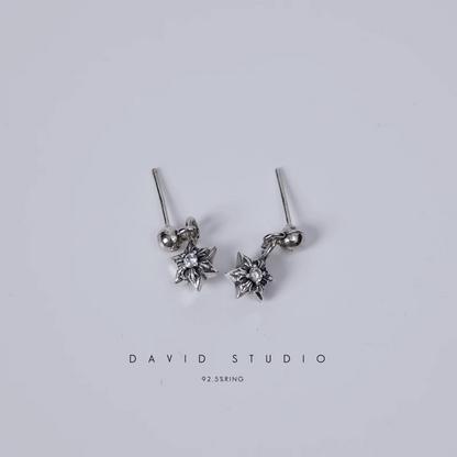 CUT OUT STAR EARRING WITH DIAMONDS