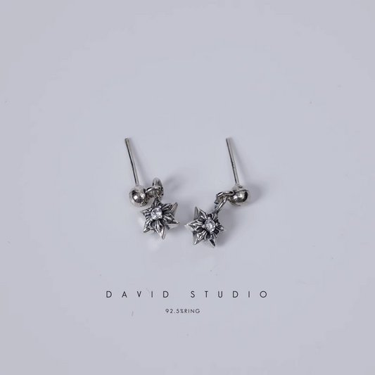 CUT OUT STAR EARRING WITH DIAMONDS