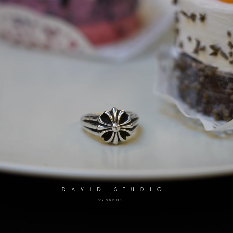 CH PLUS SIGNET RING