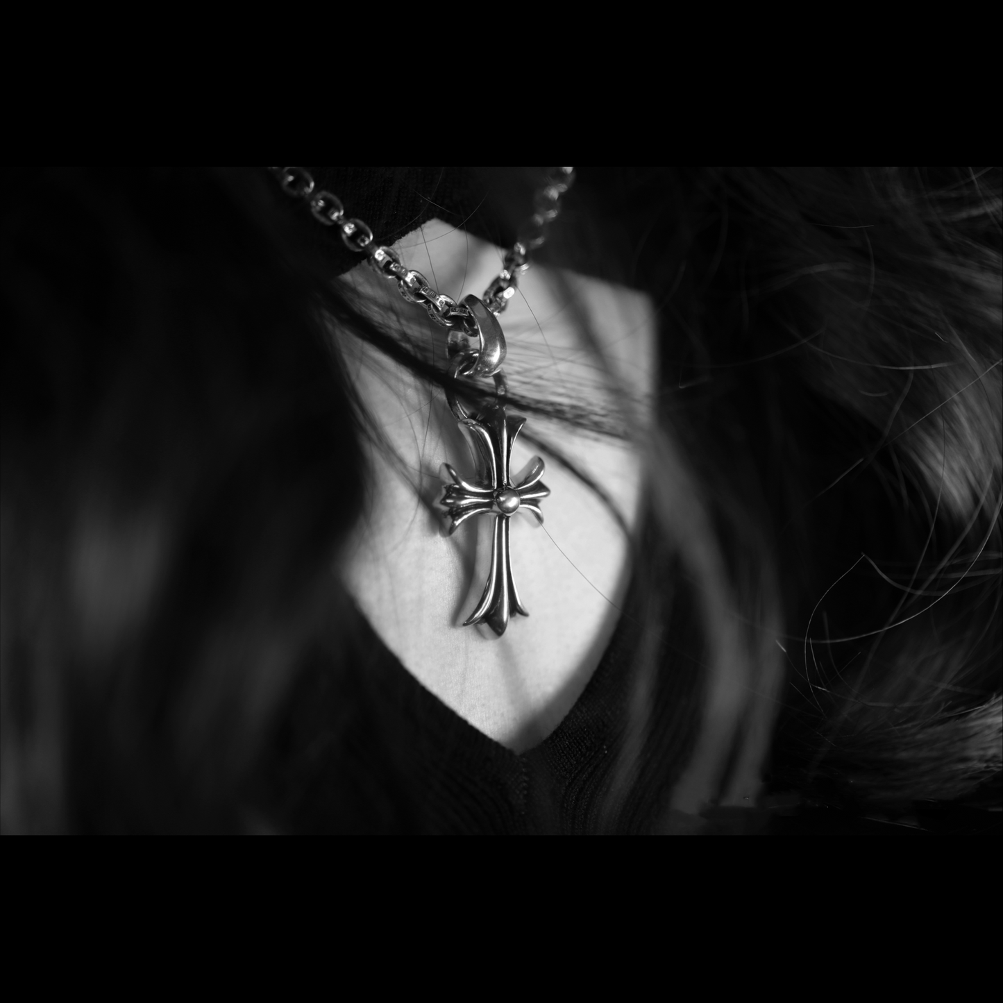SMALL CROSS PENDANT WITH BAIL – PAPER CHAIN