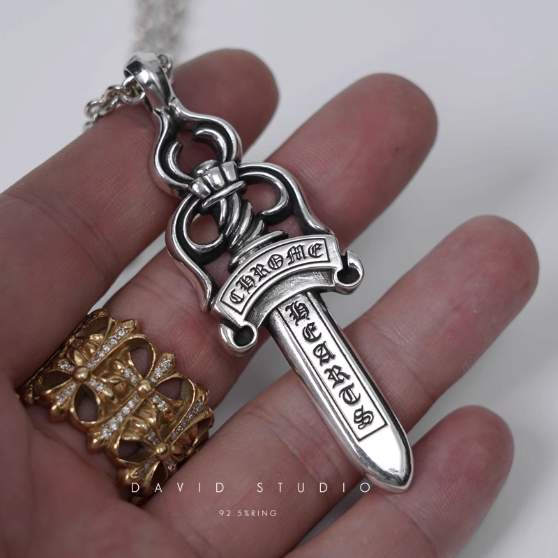 LARGE DAGGER PENDANT – ROLL CHAIN