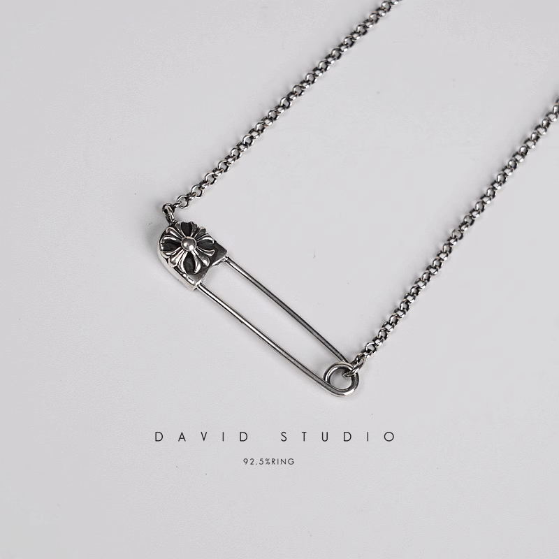 SAFETY PIN PENDANT – ROLL CHAIN