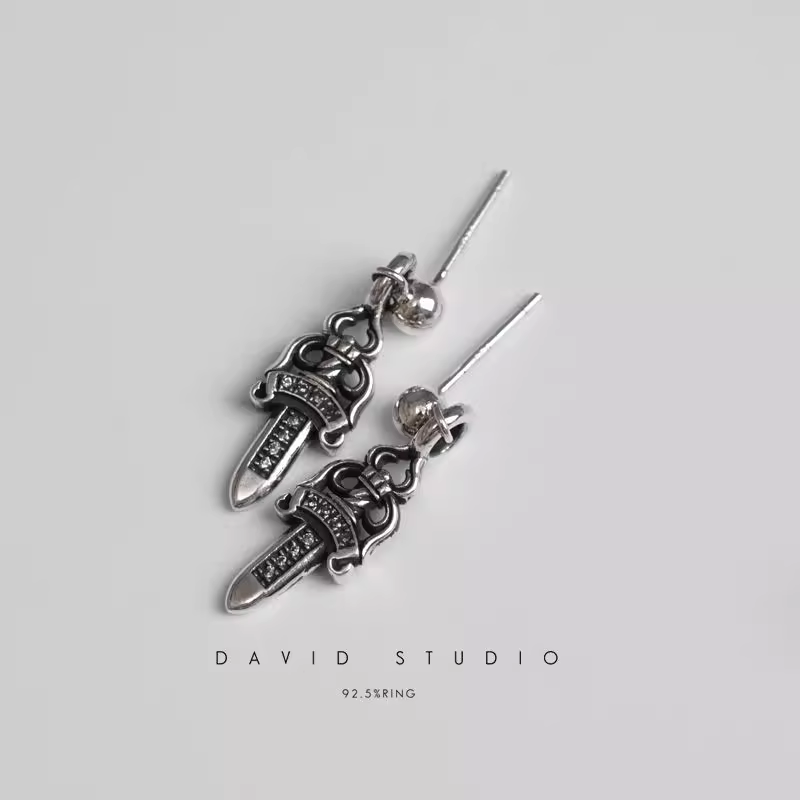 DAGGER DROP EARRING WITH DIAMOND