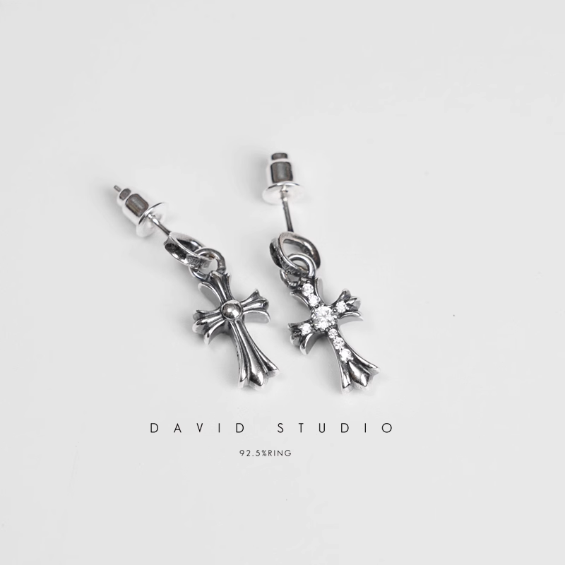 CH CROSS BABY FAT STUD EARRINGS WITH PAVÉ DIAMOND AND PAVÉ DIAMOND CUFF