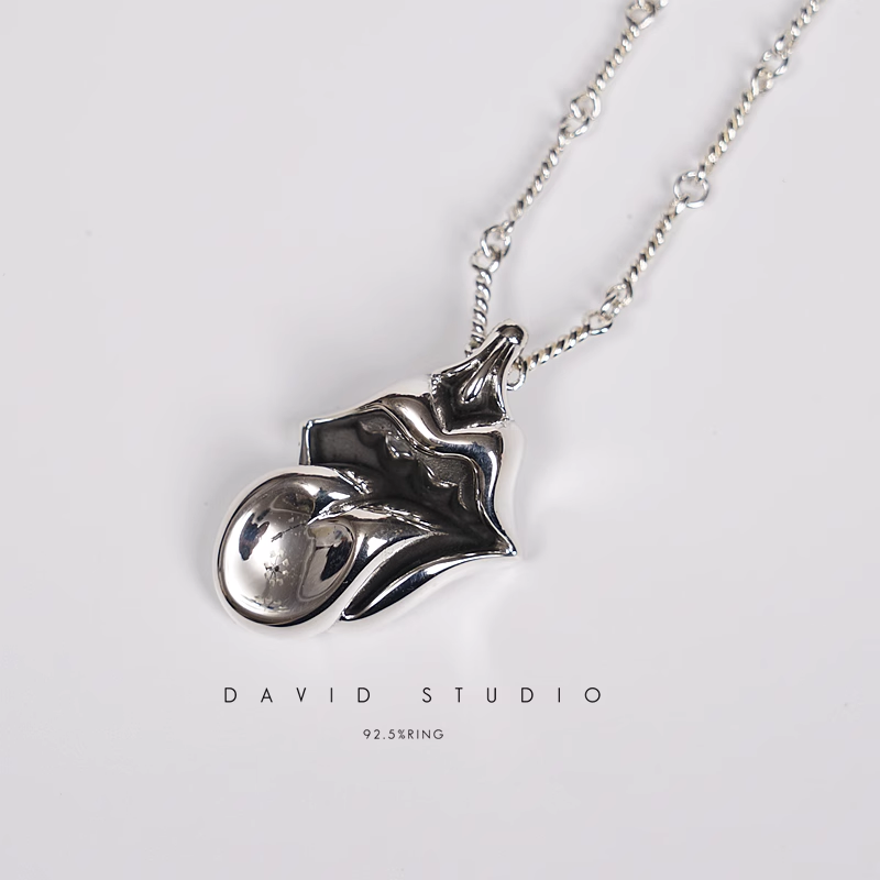 ROLLING STONES LIP & TONGUE PENDANT – TWIST CHAIN
