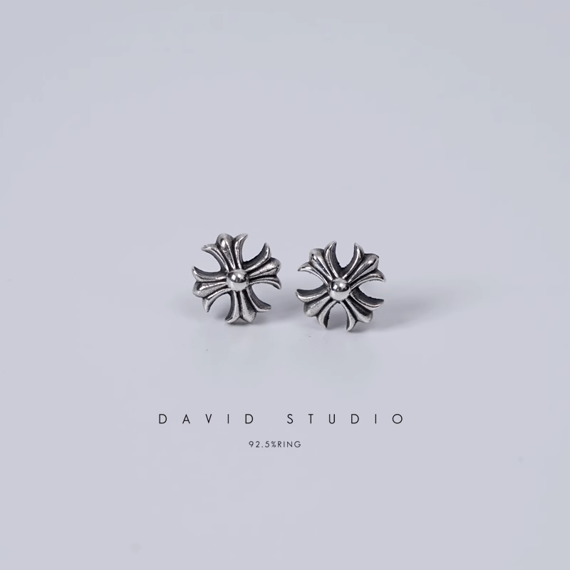 CROSS CUT OUT STUD EARRING