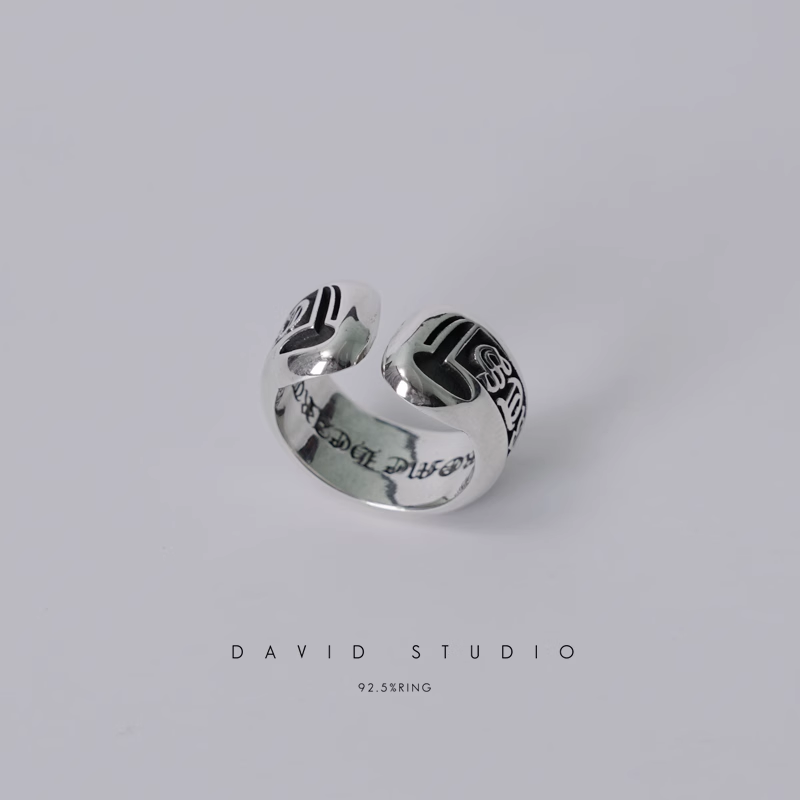 CHROME HEARTS SCROLL RING – SMALL LABEL RING