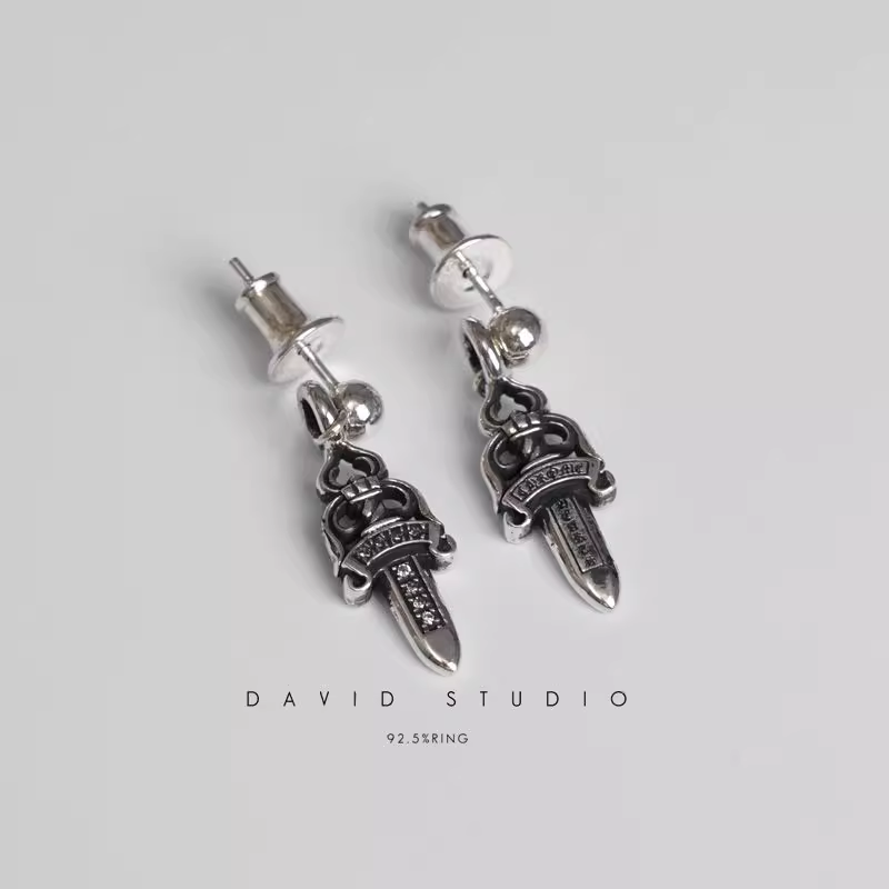 DAGGER DROP EARRING WITH DIAMOND