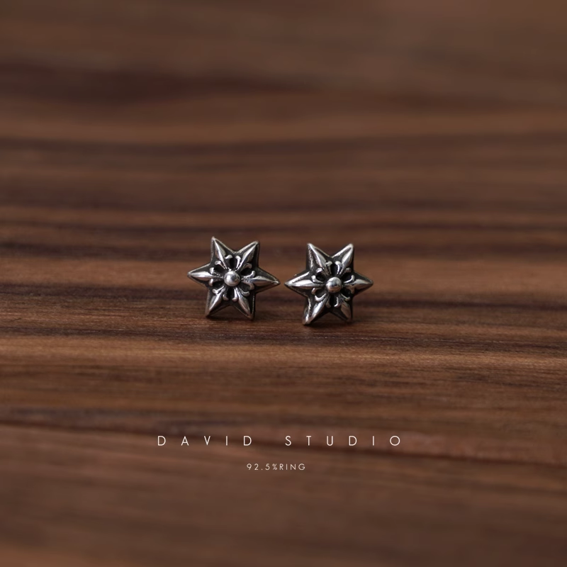 CUT OUT STAR EARRING