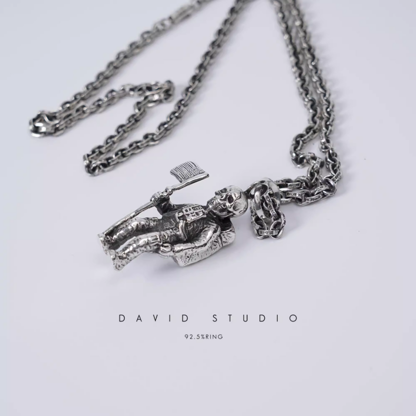 FOTI ASTRONAUT PENDANT – PAPER CHAIN