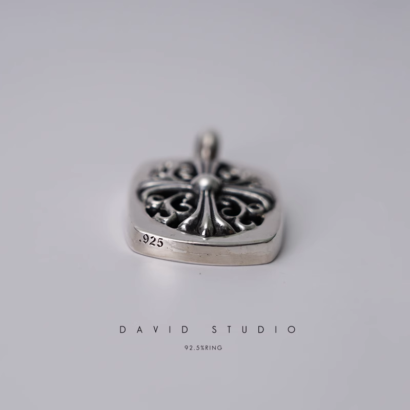 KEEPER PENDANT