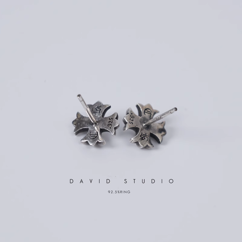 CROSS CUT OUT STUD EARRING