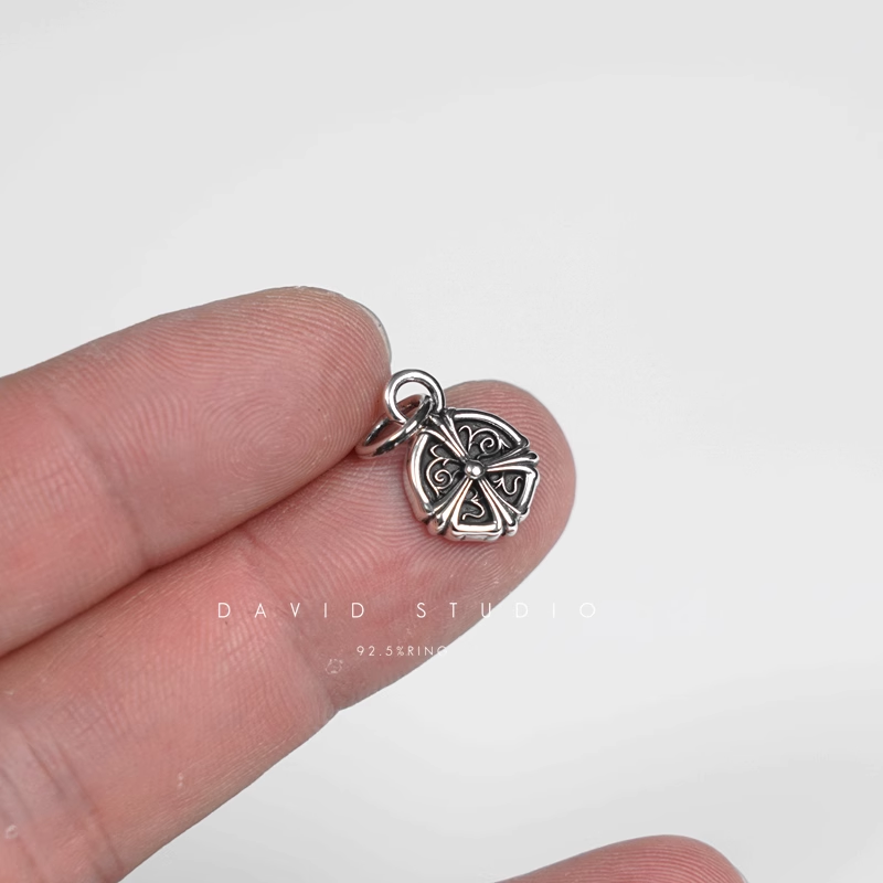 CH PLUS VINE CHARM