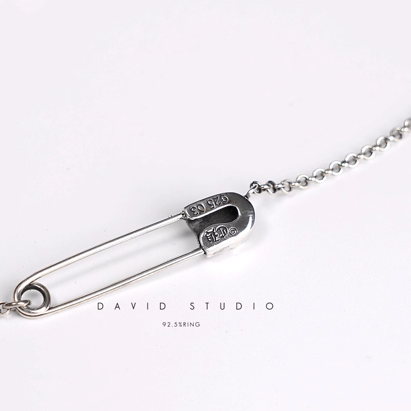 SAFETY PIN PENDANT – ROLL CHAIN
