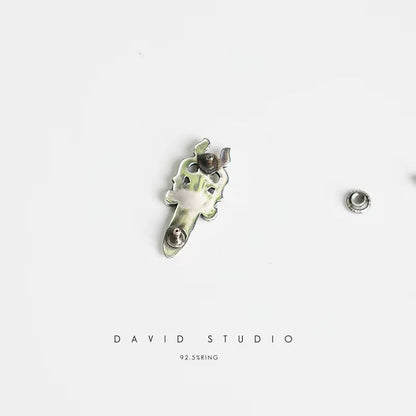 DAGGER RIVET BUTTON