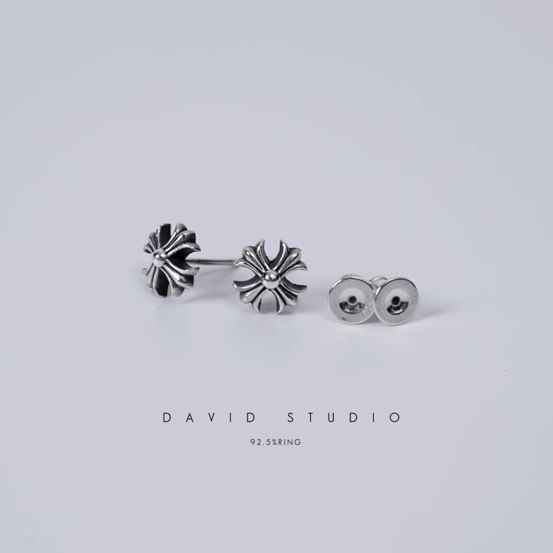 CROSS CUT OUT STUD EARRING