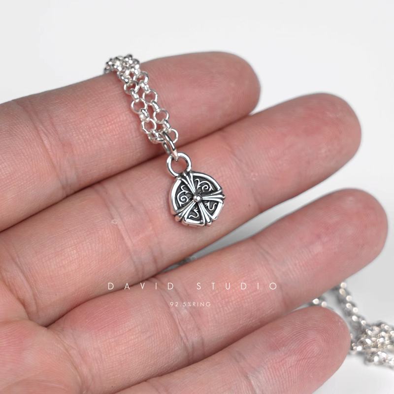CH PLUS VINE CHARM – ROLL CHAIN