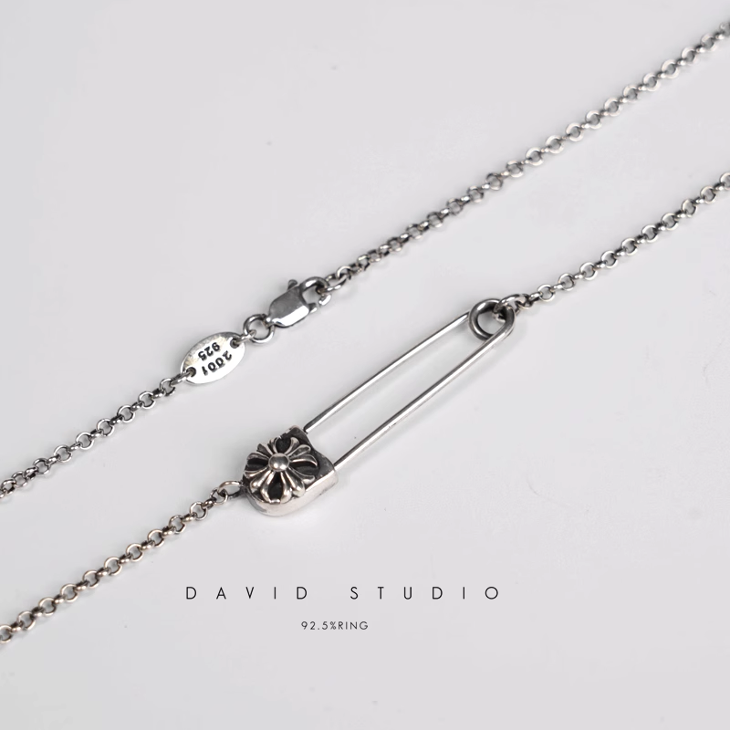 SAFETY PIN PENDANT – ROLL CHAIN