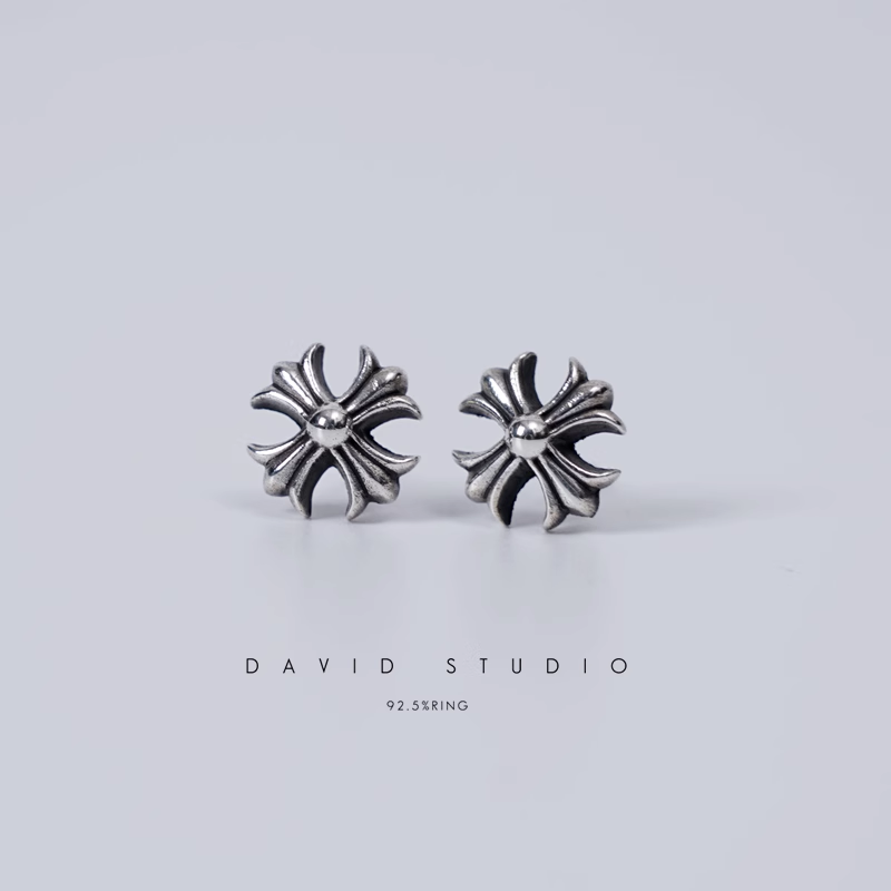 CROSS CUT OUT STUD EARRING